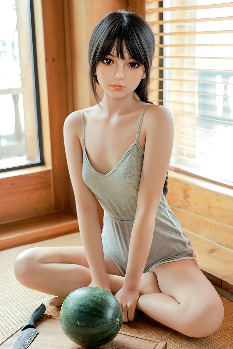 Paige: 150cm asiatische Sexpuppe mit zierlicher Figur